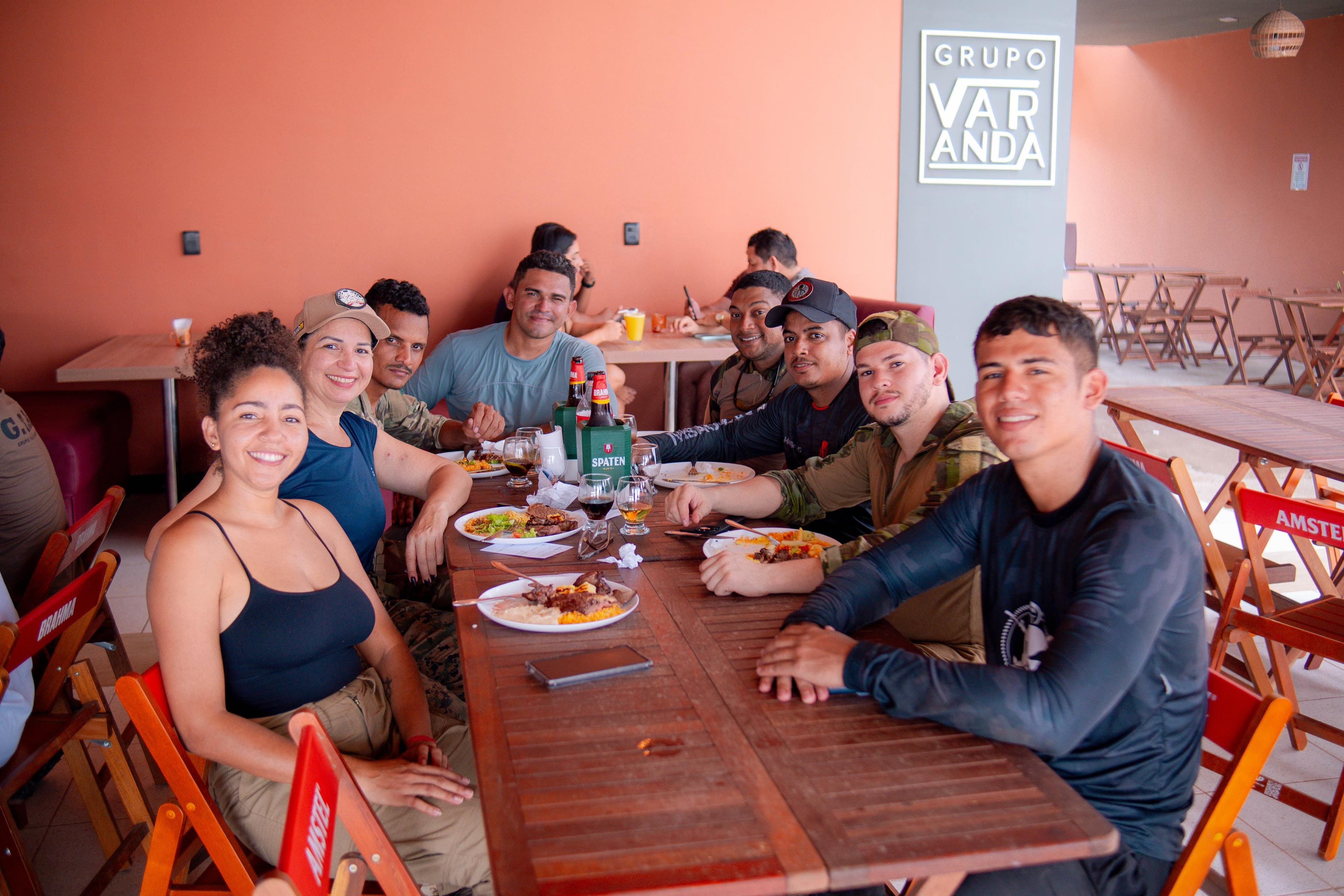 Amigos reunidos à mesa no Varanda Grill