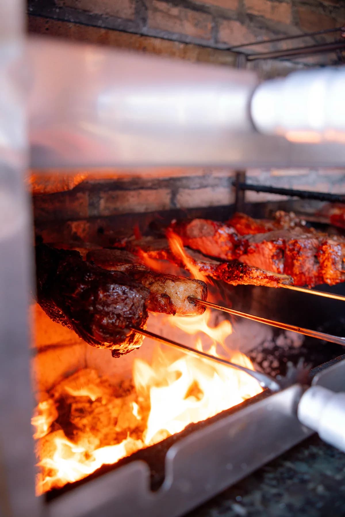 Carnes assando sobre o fogo da churrasqueira
