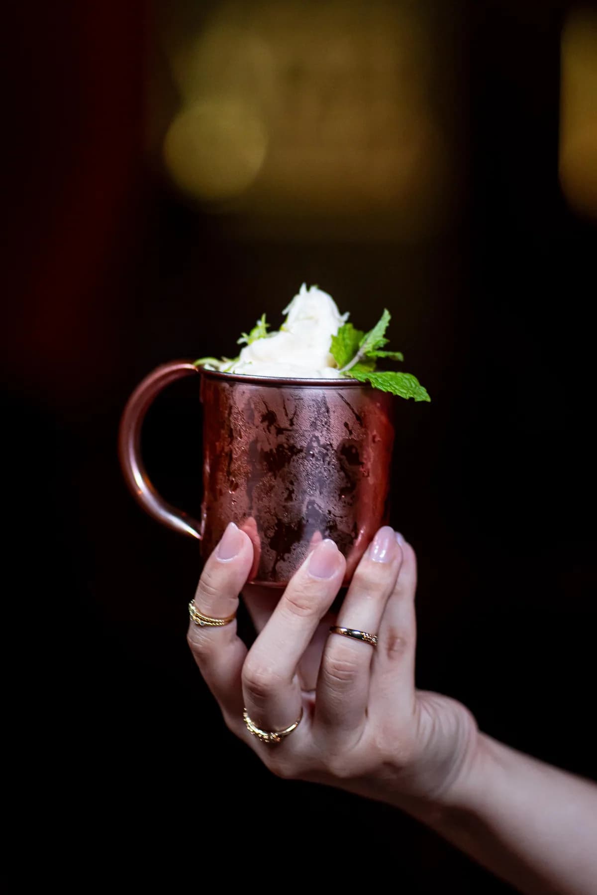 Drink gelado servido em caneca de cobre
