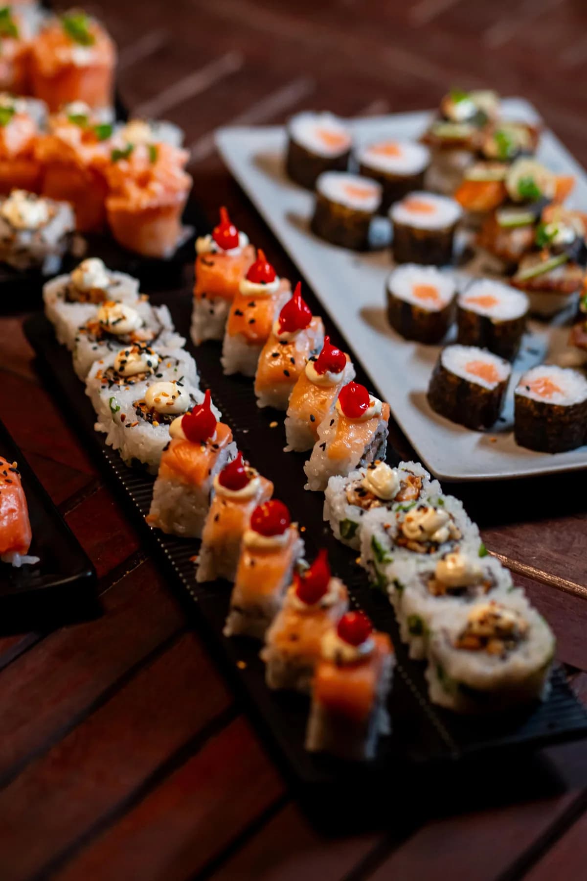 Seleção variada de sushi servida à mesa