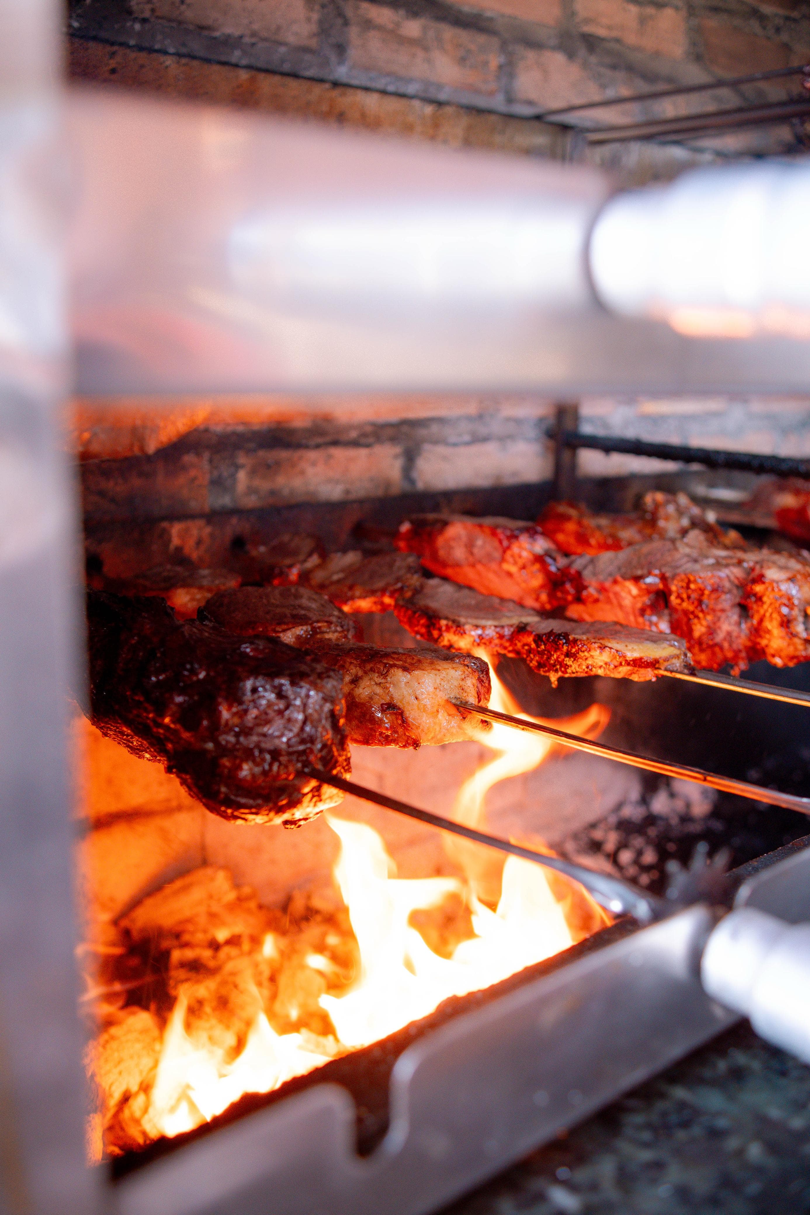 Cortes de carne assando na brasa